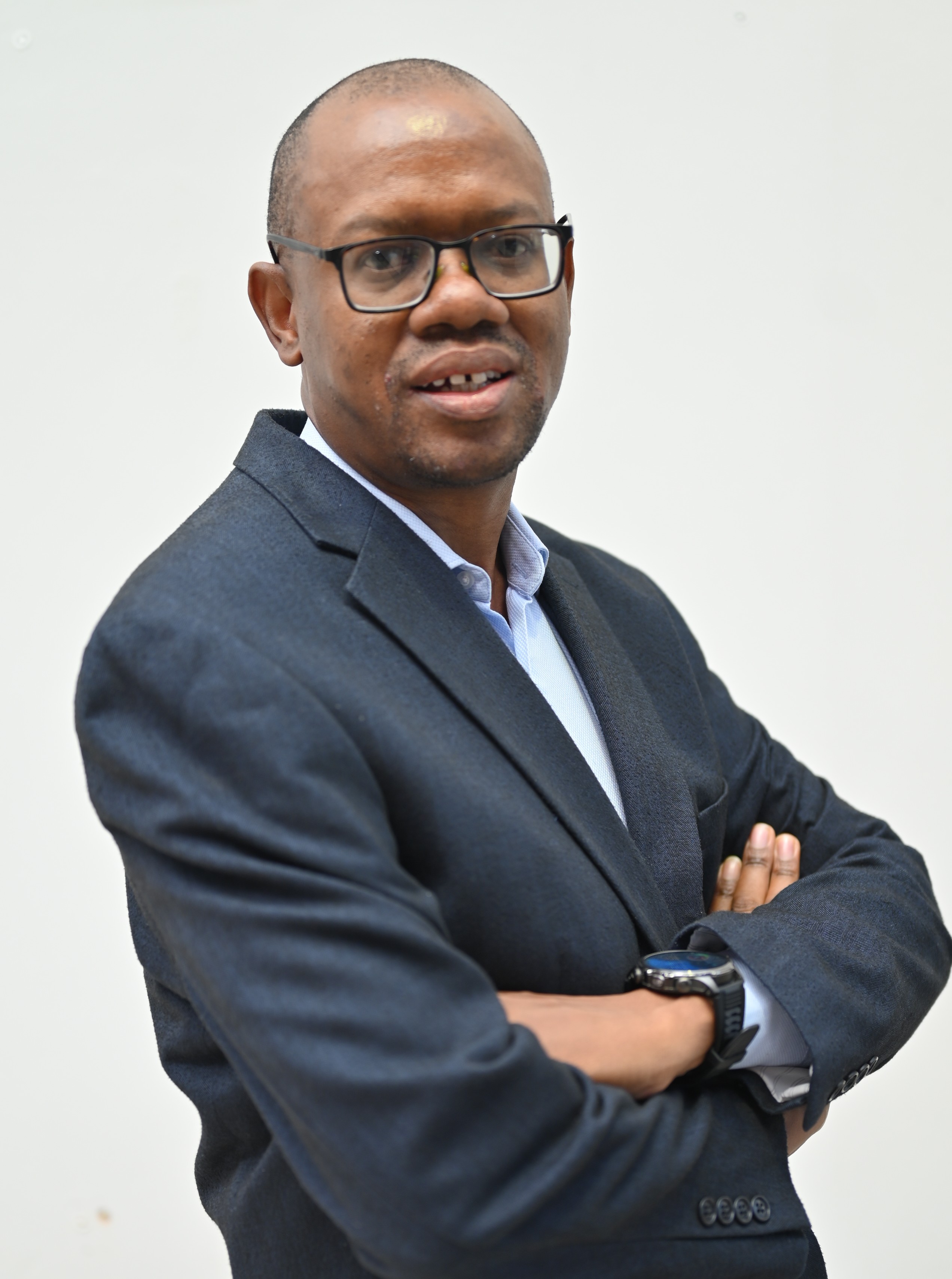 Mr Morgan Nhiwatiwa